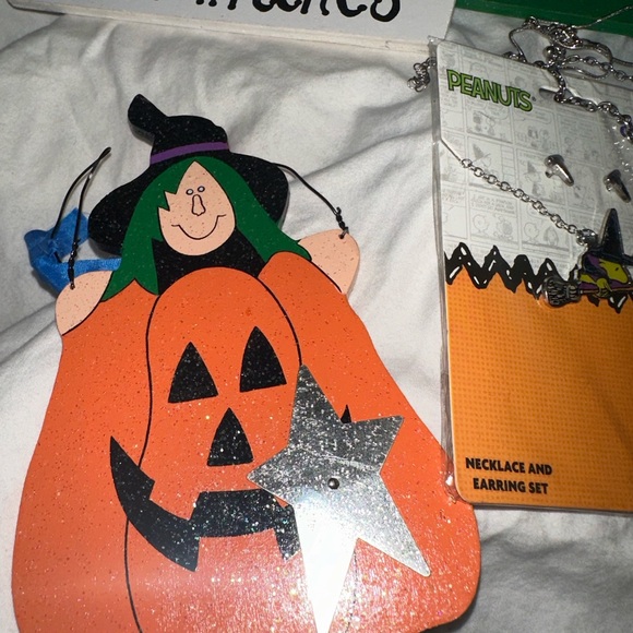 Eight pieces Halloween bundle gently used - Picture 6 of 16
